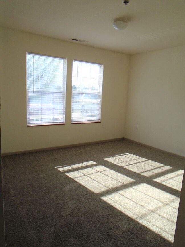 Building Photo - Roomy Main Floor Apartment!