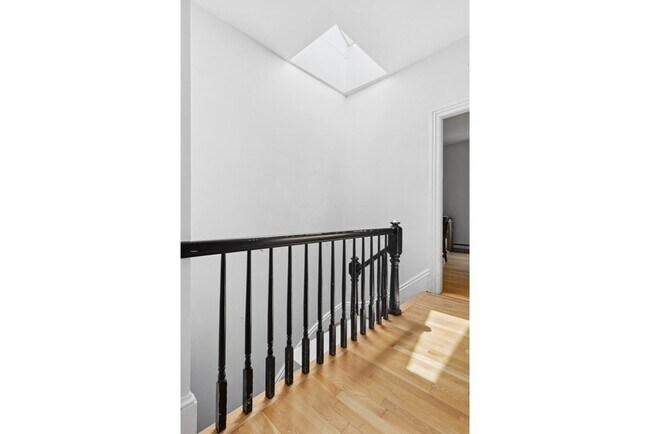 Building Photo - 28 Beacon St