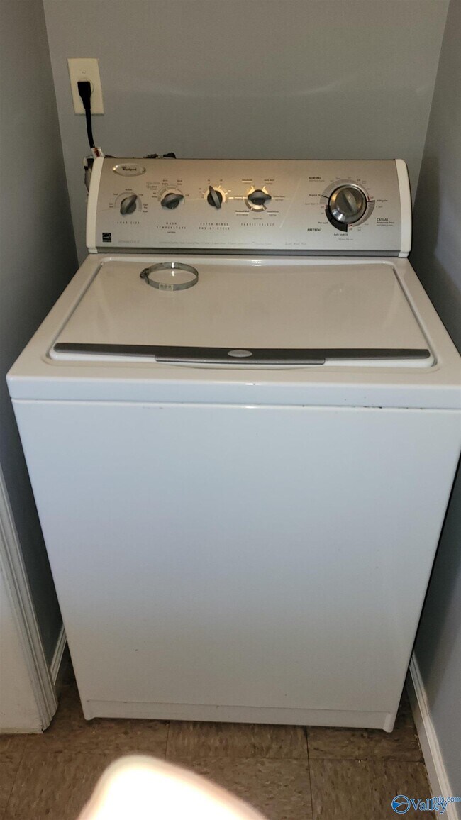 Building Photo - 6117 Melrose Rd NW