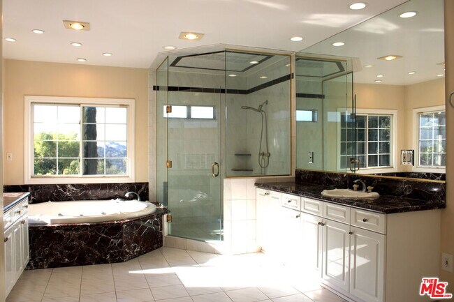 Building Photo - 11502 Dona Teresa Dr