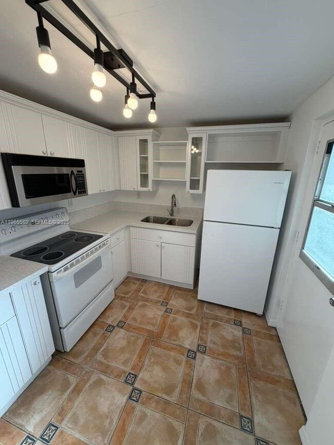 Building Photo - 7850 Byron Ave