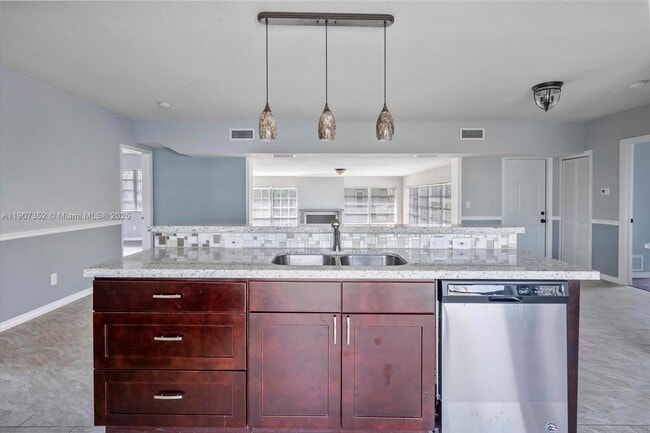 Building Photo - 1060 NE 166th St