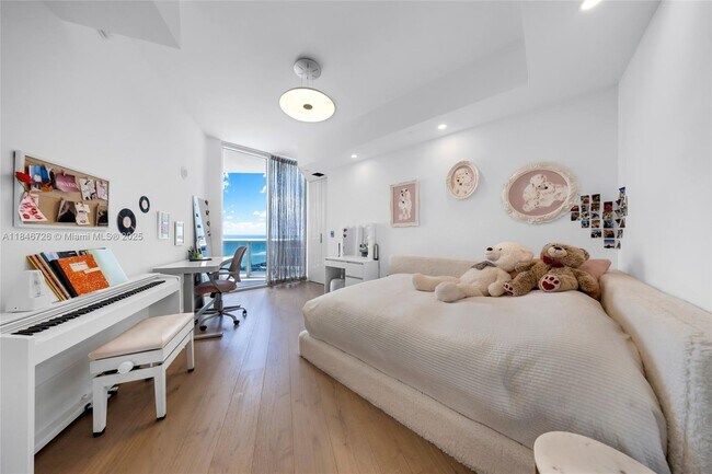 Building Photo - 16001 Collins Ave