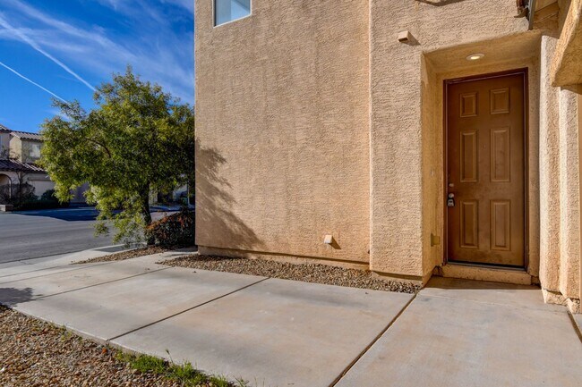 Building Photo - BEAUTIFUL 2 STORY SINGLE FAMILY HOME WITH 3 BEDROOMS AND 2.5 BATHS LOCATED IN SOUTHWEST