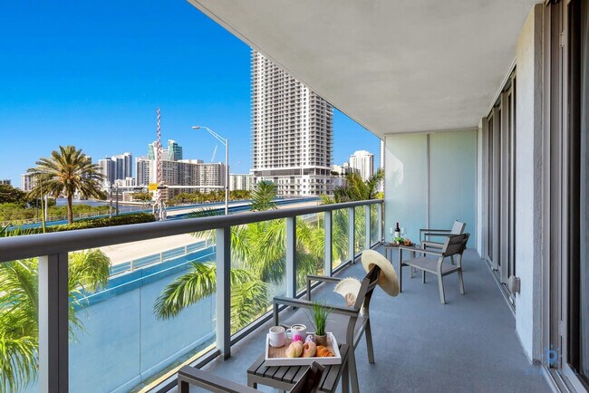 Building Photo - 2602 E Hallandale Beach Blvd