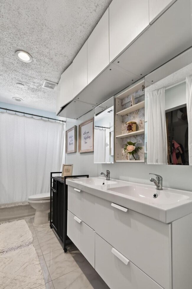 Building Photo - 805 Old Bridge Rd