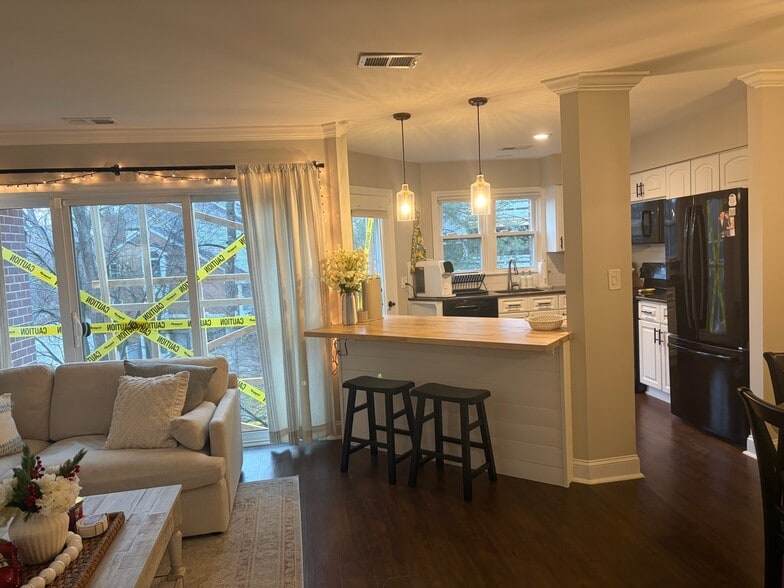 Building Photo - 7602 Lakeside Village Dr