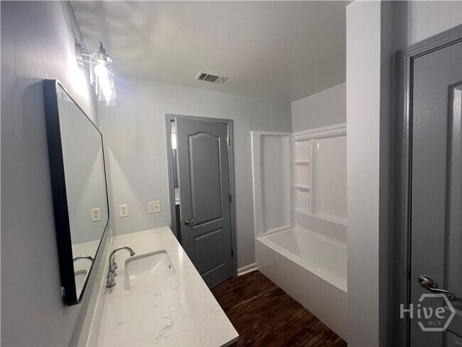 Building Photo - 4 bed, 2.5 bath townhouse