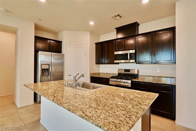 Building Photo - 2124 Del Aqua Ave