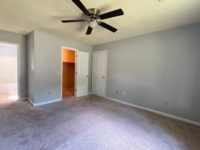 Building Photo - AVAILABLE LATE NOVEMBER (Small Pets Only)