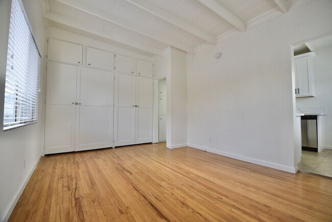 Building Photo - 605-609 North Hollywood Way