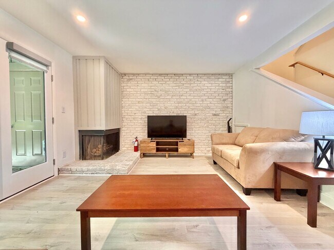 Building Photo - 907 Oak Tree Dr