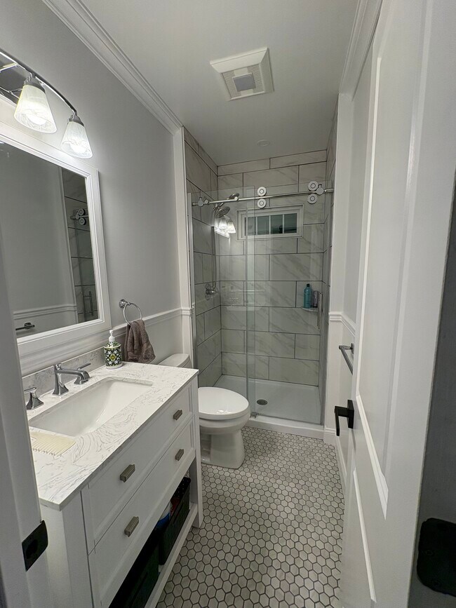 Building Photo - 724 Holmdel Rd