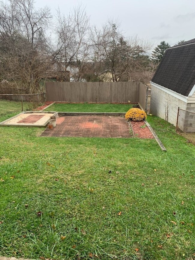 Building Photo - Beautiful Renovated 3/1.5 Home in Beechvie...