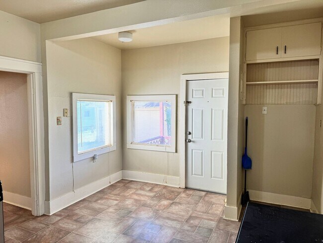 Building Photo - Cute 2 Bed 1 Bath Craftsman Home