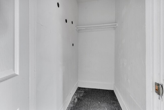 Building Photo - 13R Plain St