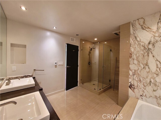 Building Photo - 450 N Oakhurst Dr