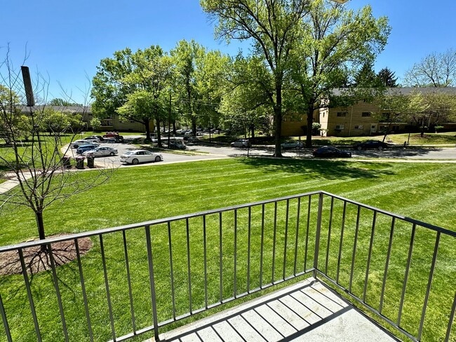 Building Photo - Spacious and sunny 1 bed/1 bath balcony co...