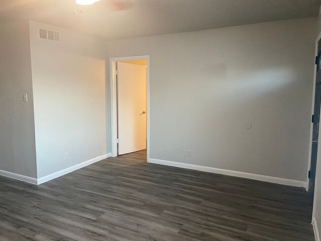 Building Photo - 2Bed/2Bath Condo in Travis Heights