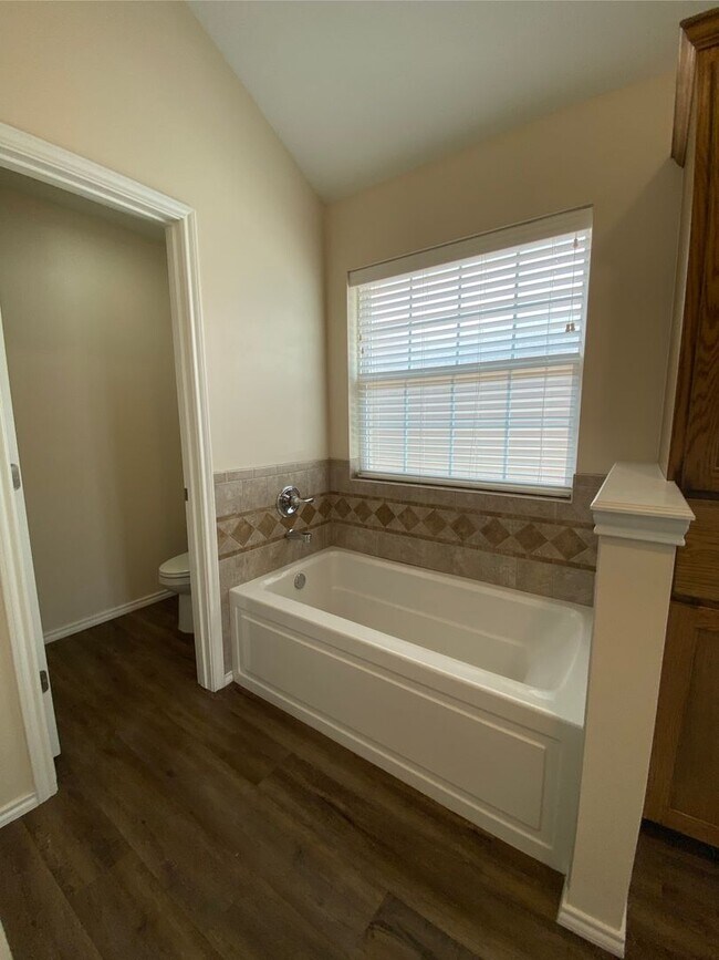 Building Photo - 5002 Scarlet Oak Dr