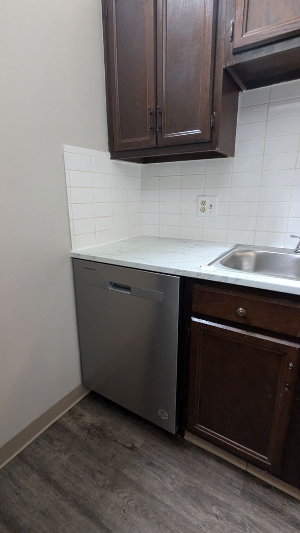 Building Photo - 801 Kerns Dr NE