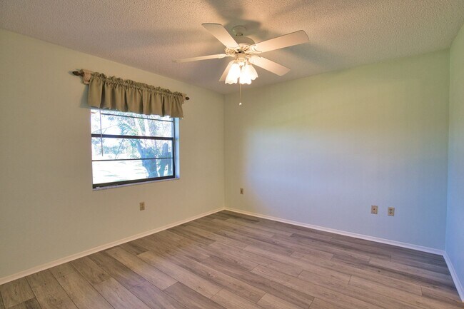 Building Photo - 927 Capri Isles Blvd