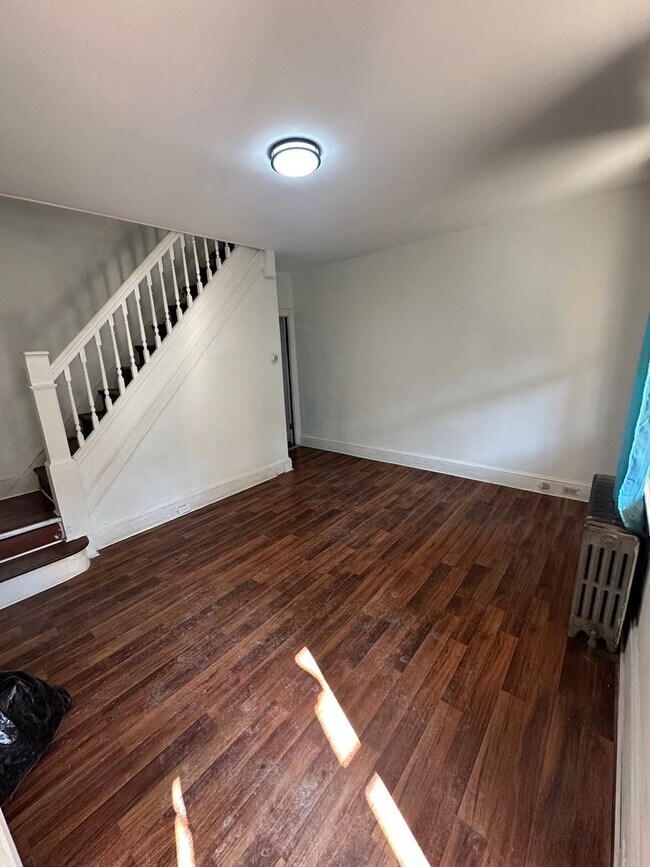 Building Photo - 2 Bedroom, 1 Bath Rowhome available today!