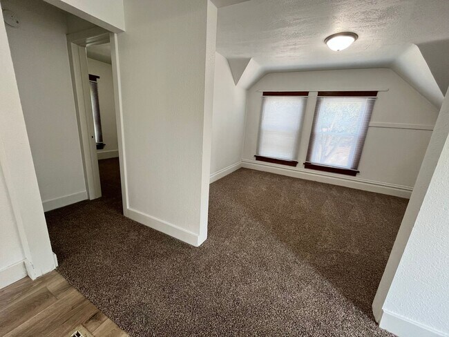 Building Photo - Newly Updated 2nd Floor 2 Bed/1 Bath Duplex Apartment