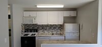 Building Photo - 7617 Fontainebleau Dr