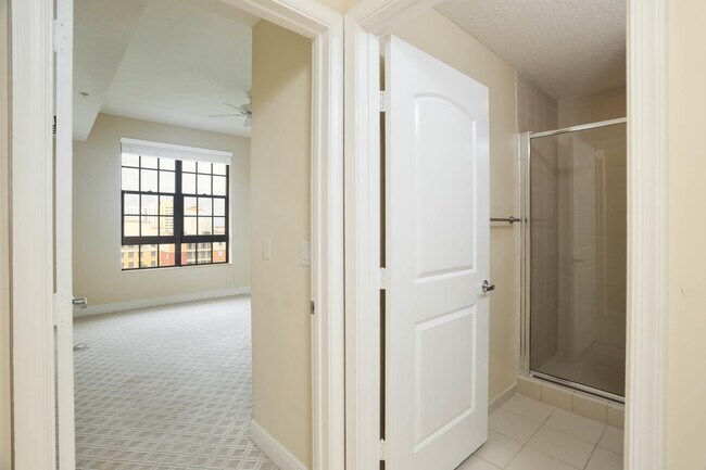 Building Photo - 701 S Olive Ave