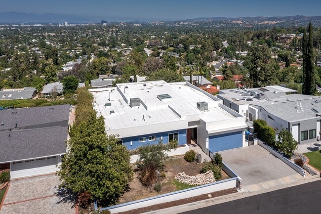 Building Photo - 4 Br 5 Ba with STUNNING VIEWS and Jacuzzi