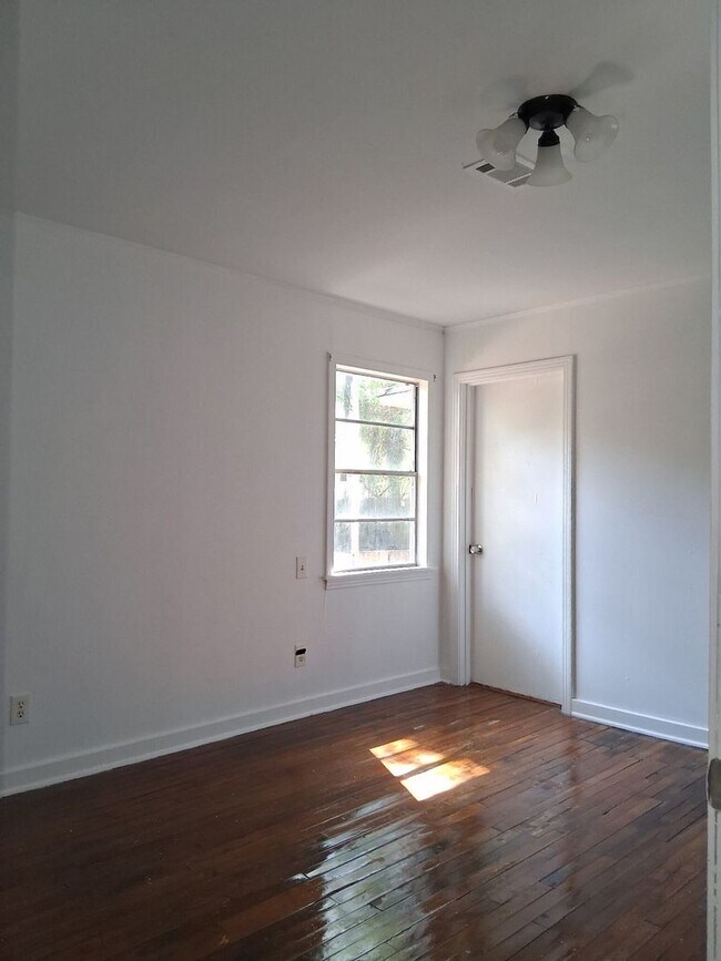 Building Photo - 1826 Wisteria Dr