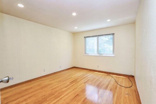 Building Photo - 4 Bed / 2 Bath Daly City Home With Stunnin...