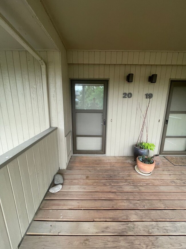 Building Photo - Quiet 1B/1B North Boulder Condo - Availabl...