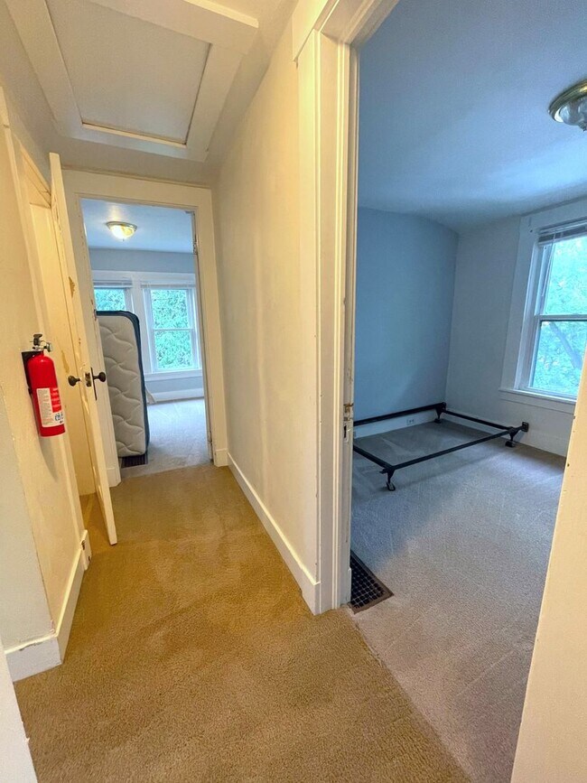 Building Photo - 117 E Davis Ave