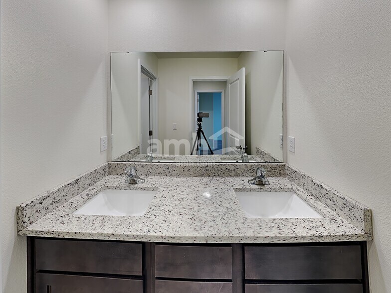 Building Photo - 1221 W 17th Ave