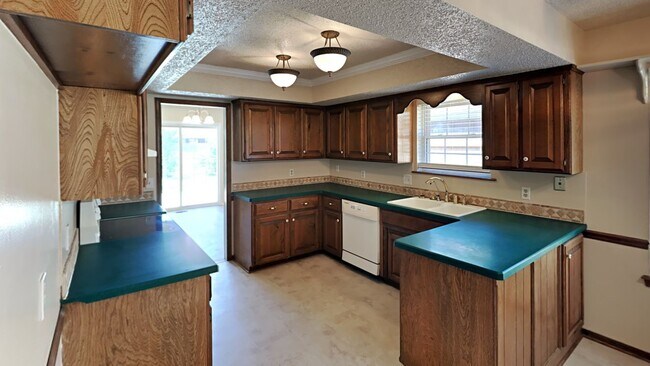 Building Photo - Very Nice 3 Bedroom 2 Bath Home in Yukon Schools