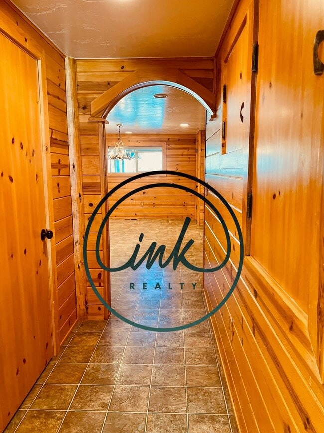 Building Photo - Charming Cabin-Style Home with Stunning To...