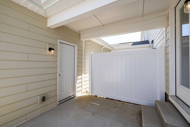 Building Photo - 3 Bedroom Townhome Bonterra Village AVAILA...