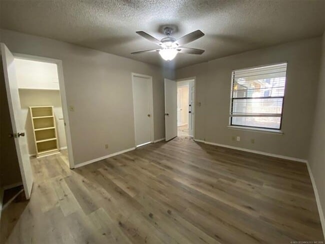 Building Photo - Jenks Schools! This 3 bedroom, 2 bath duplex is located at back of cul-de-sac