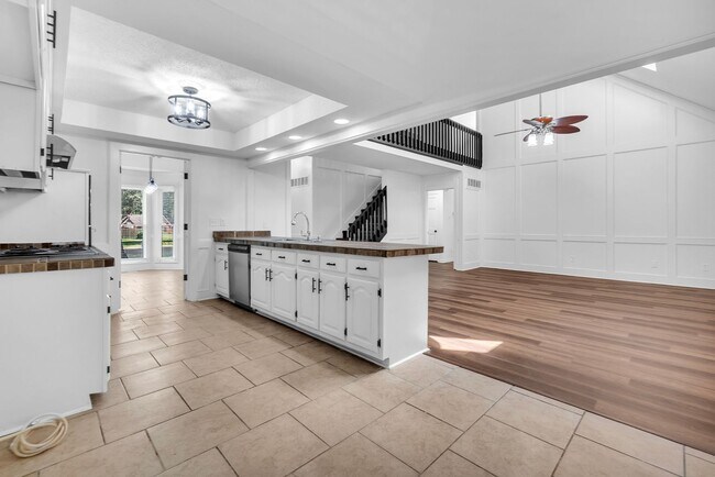 Building Photo - AVAILABLE NOW!! 5 Bedroom 3.5 Bath Fully R...