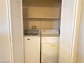Building Photo - 3400 Cabana Dr