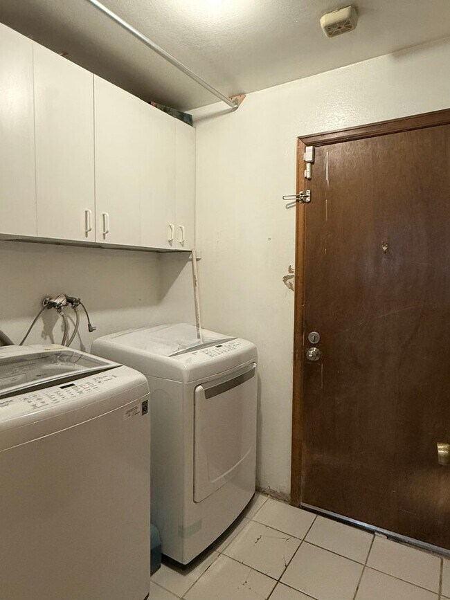 Building Photo - Spacious Home in the Heart of Aurora with ...