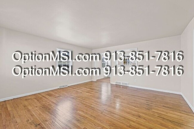 Building Photo - 1/2 month free if moved in by 1/25/26!! Spacious & Updated Duplex Near Downtown Overland Park!