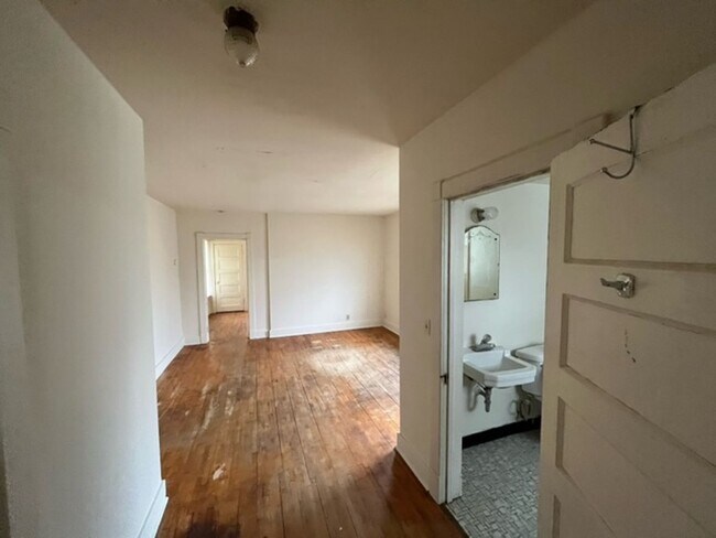 Building Photo - &#39;057