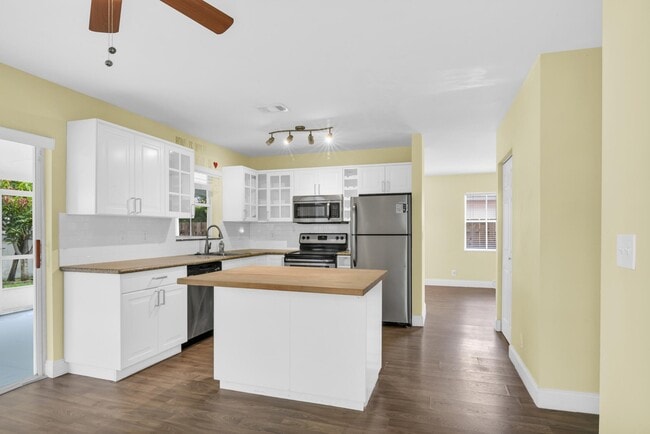 Building Photo - 6279 Island Way