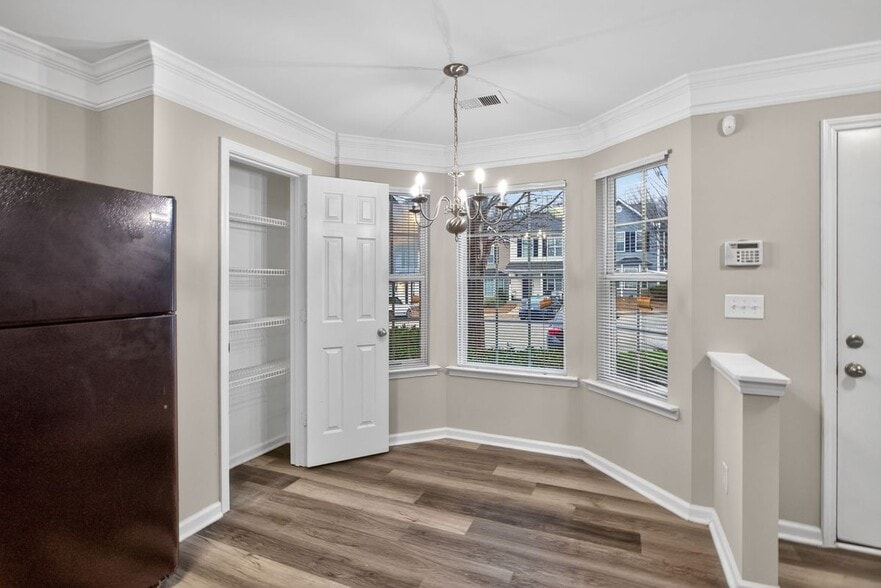 Building Photo - 837 Crestwell Cir