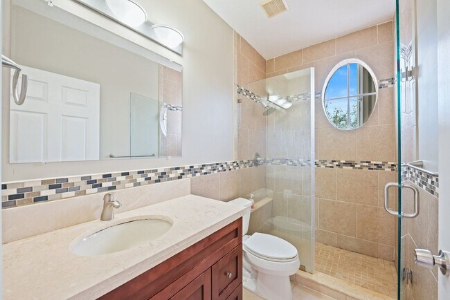 Building Photo - Spacious Waterfront 3-bedroom 3-bath Singl...