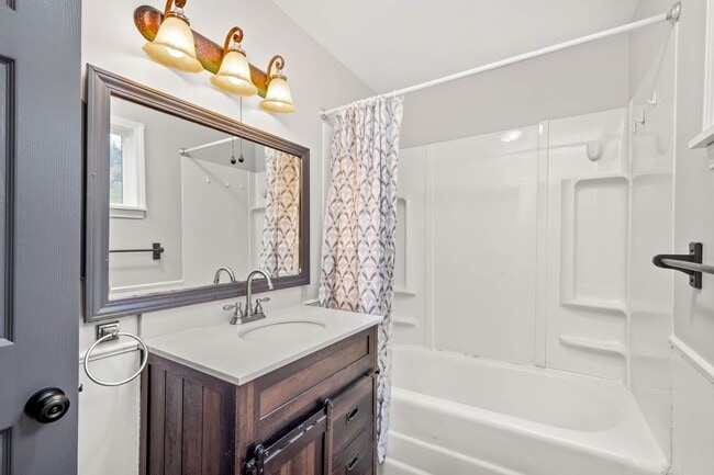 Building Photo - Stunning 3 bedroom home in South Park avai...