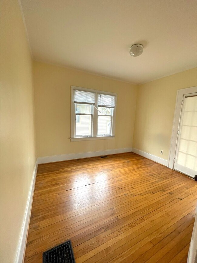 Building Photo - 903 Dewey Ave